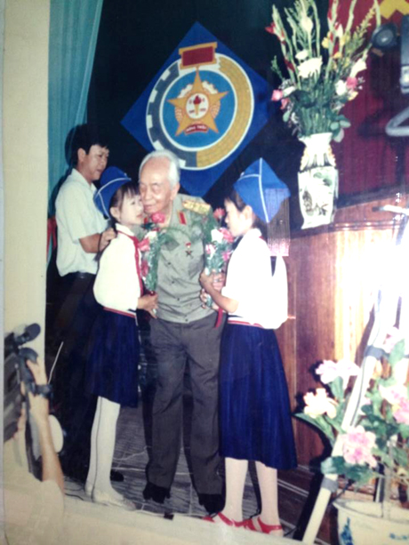 Tuổi trẻ Đông Triều tặng hoa chúc mừng Đại tướng Võ Nguyên Giáp tại lễ kỷ niệm 50 năm ngày thành lập Đệ tứ Chiến khu Trần Hưng Đạo (861945- 861995)