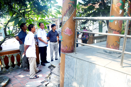 Các cán bộ UBND phường Cẩm Đông đang tìm giải pháp khắc phục sụt lún Đài tưởng niệm