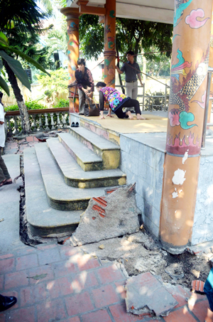 Hiện tượng sụt lún gây ảnh hưởng cả Đài tưởng niệm các liệt sĩ phường Cẩm Đông