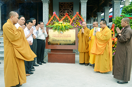 Đồng chí Đỗ Thông, Phó Chủ tịch Thường trực UBND tỉnh cùng các đại biểu gắn biển chào mừng 50 năm thành lập tỉnh cho công trình Đại hùng Bảo điện chùa Đống Phúc.