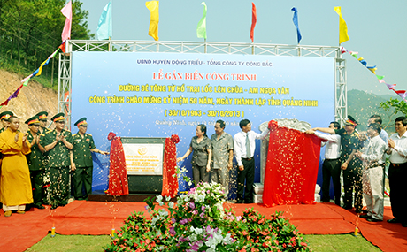Lãnh đạo Tổng Công ty Đông Bắc và huyện Đông triều gắn biển công trình.