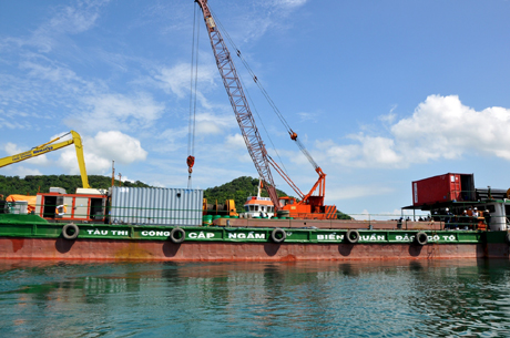 Sà lan thi công cáp ngầm của Công ty TNHH Xây dựng điện Thái Dương cùng với các thiết bị chuyên dụng để xẻ rãnh cáp.