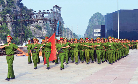 CB,CS Công an tỉnh tập luyện diễu binh Lễ mít tinh kỷ niệm 50 năm ngày thành lập tỉnh và 20 năm ngày thành lập TP Hạ Long. Ảnh: Lưu Linh