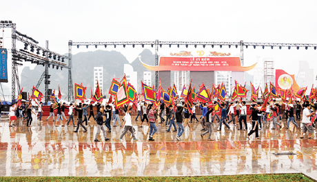 Không quản trời mưa, các diễn viên miệt mài luyện tập chuẩn bị cho Lễ mít tinh kỷ niệm 50 năm ngày thành lập tỉnh tại Quảng trường 30 tháng 10.