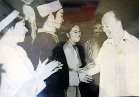 Cố Tổng Bí thư Trường Chinh chúc mừng Đoàn Chèo Quảng Ninh đã diễn thành công vở “Tiếng sóng Bạch Đằng”, năm 1978. (Ảnh tư liệu Đoàn Chèo cung cấp)