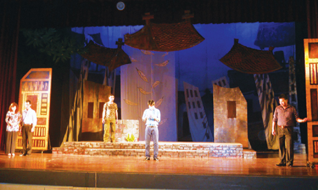 Một cảnh trong vở “Giếng thơi trong lòng phố” của Đoàn kịch Quảng Ninh.