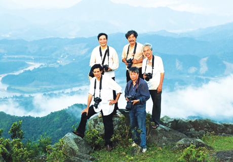 Các tay máy Quảng Ninh đi thực tế sáng tác tại núi Vua, Tiên Yên, tháng 8-2013.