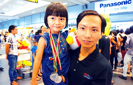 Đại kiện tướng cờ vua quốc tế Nguyễn Anh Dũng cùng con gái Nguyễn Lê Cẩm Hiền.