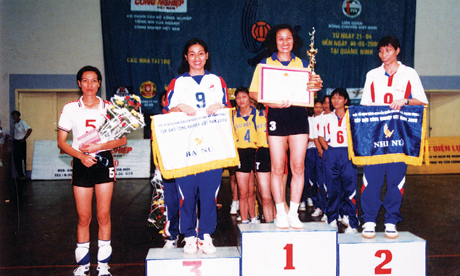 Trần Thị Yến (áo vàng) nhận cúp vô địch tại giải vô địch bóng chuyền các đội mạnh toàn quốc Cúp báo Công nghiệp năm 2000.