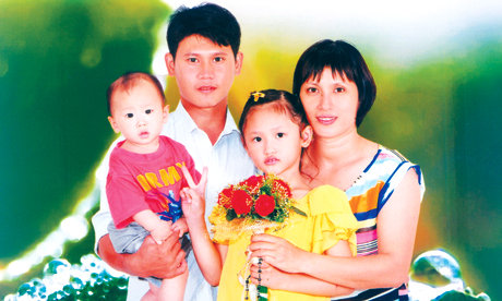 Lê Thị Hằng cùng chồng và 2 con.