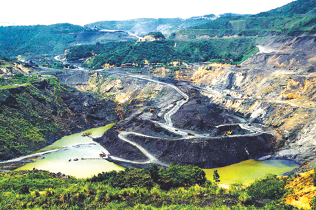 Khai trường của Công ty Than Hà Tu từng được chọn là điểm đến trong tour du lịch tham quan mỏ than. Ảnh: Đỗ Giang