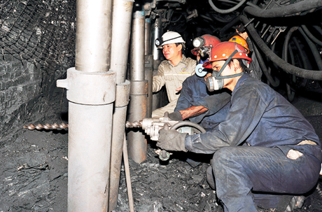 Khai thác than trong lò chợ tại Công ty Than Dương Huy.