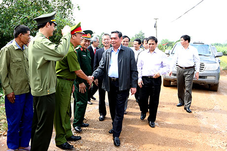 Quân và dân huyện Vân Đồn chào mừng đồng chí Lê Hồng Anh, Ủy viên Bộ Chính trị, Thường trực Ban Bí thư đến thăm.