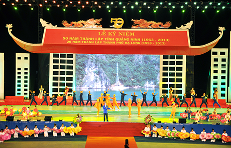 NSND Quang Thọ biểu diễn bài hát “Điện sáng về với Cô Tô” tại Lễ kỷ niệm.
