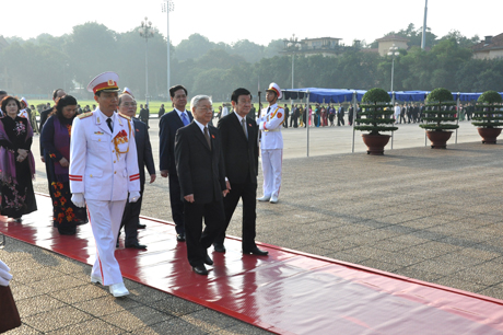 Các đồng chí lãnh đạo Đảng, Nhà nước, Quốc hội vào Lăng viếng Chủ tịch Hồ Chí Minh trước khi diễn ra kỳ họp lần thứ 6, Quốc hội khóa XIII