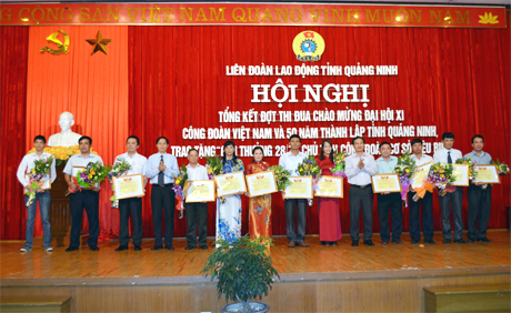 Lãnh đạo LĐLĐ tỉnh tặng bằng khen cho các tập thể, cá nhân có thành tích trong phong trào thi đua chào mừng 50 năm Ngày thành lập tỉnh, Đại hội XI Công đoàn Việt Nam.