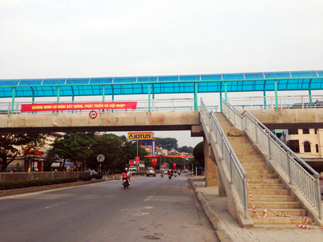 Cầu vượt đường bộ tại TP Hạ Long đã cơ bản hoàn thành.