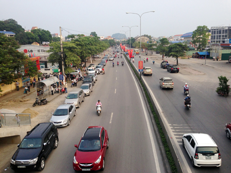 Khu vực cổng trường Tiểu học Quang Trung, phường Hồng Hải tình trạng ùn tắc đã giảm đáng kể.