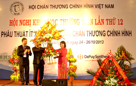 Đồng chí Vũ Thị Thu Thuỷ, Phó Chủ tịch UBND tỉnh tặng hoa chúc mừng Hội nghị