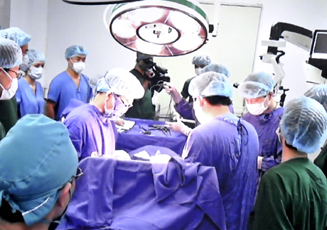 Bác sĩ đến từ Malaysia cùng bác sĩ, kỹ thuật viên của Bệnh viện Đa khoa tỉnh phẫu thuật cho bệnh nhân thoát vị đĩa đệm đang điều trị tại Bệnh viện Đa khoa tỉnh bằng phương pháp mới.