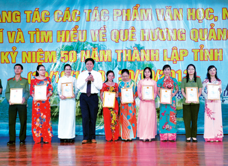 Ban tổ chức trao giải cho các tác giả đoạt giải đặc biệt và giải A.