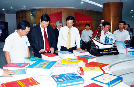 Các đại biểu và khách tham quan khu trưng bày tác phẩm dự thi tại Thư viện tỉnh.