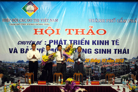 Đại diện lãnh đạo TP Cẩm Phả và TP Lạng Sơn nhận hoa chúc mừng, đơn vị dẫn đầu phong trào thi đua đô thị xanh, sạch, đẹp năm 2013.