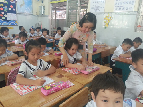 Cô Huỳnh Thị Tinh Tinh, Trường tiểu học Lạc Long Quân (Q.11, TP.HCM) dạy học sinh rèn chữ - Ảnh: B.Thanh