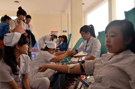 Đông đảo ĐVTN tham gia hiến máu tình nguyện