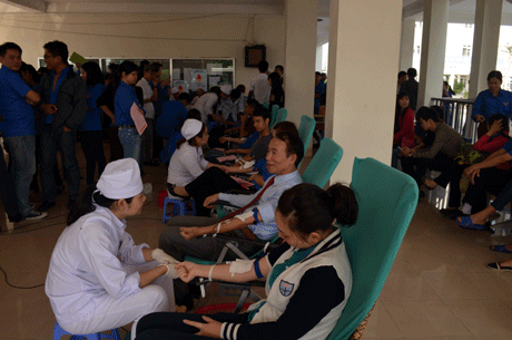 Lãnh đạo Đảng ủy khối các cơ quan tỉnh Quảng Ninh tham gia hiến máu tình nguyện cùng ĐVTN