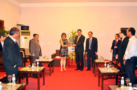 Đồng chí Nguyễn Đức Long, Phó Bí thư Tỉnh ủy, Chủ tịch HĐND tỉnh tặng quà lưu niệm cho đoàn đại biểu Đảng Cộng sản Pháp.