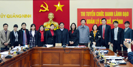 Lãnh đạo tỉnh chụp ảnh với các thí sinh dự thi tuyển hai vị trí chức danh: Trưởng Ban Quản lý Vịnh Hạ Long và Phó GĐ Sở Thông tin - Truyền thông (tháng 1-2013).