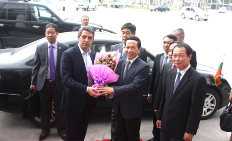 Đồng chí Nguyễn Văn Thành, Phó Chủ tịch UBND tỉnh tặng cho  Ngài Rosen Plevneliev.