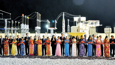 Các đại biểu cắt băng khánh thành dự án đưa điện lưới ra huyện đảo Cô Tô, ngày 17-10-2013. Ảnh: ĐỖ PHƯƠNG