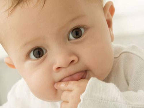 Cần cẩn thận khi chăm trẻ sơ sinh - Ảnh: Shutterstock