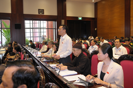 Đại biểu Trần Văn Minh, Phó trưởng Đoàn ĐBQH tỉnh phát biểu góp ý xây dựng Luật BV&KDTV