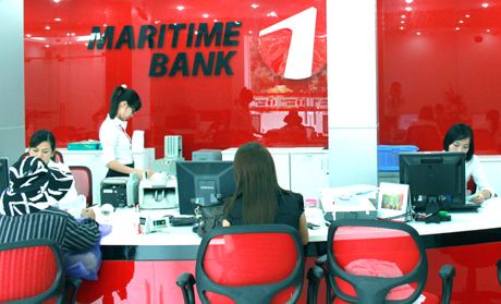 Lãi suất huy động giảm nhưng người dân vẫn lựa chọn gửi tiết kiệm tại các ngân hàng. Ảnh: khách hàng gửi tiết kiệm tại Maritime bank Quảng Ninh.