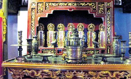 Bài vị Trần Thì Kiến (ngoài cùng bên phải) cùng các danh nhân của Quảng Ninh được thờ tại Khu Văn hoá núi Bài Thơ.