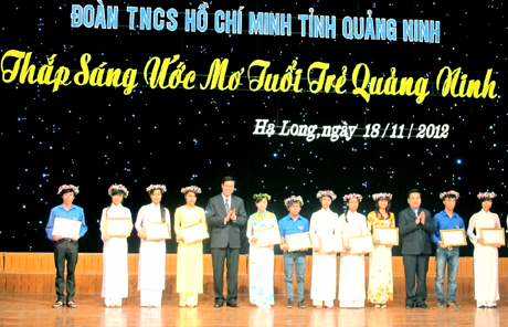 Lãnh đạo tỉnh và Tỉnh Đoàn trao hỗ trợ cho các học sinh, sinh viên có hoàn cảnh khó khăn trong chương trình Thắp sáng ước mơ tuổi trẻ Quảng Ninh năm 2012.