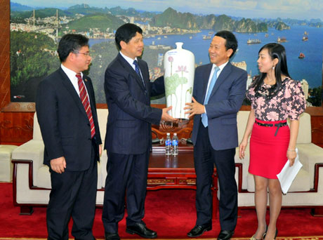 Đồng chí Nguyễn Văn Thành, Phó Chủ tịch UBND tỉnh tặng quà lưu niệm cho Đoàn đại biểu TP Phòng Thành Cảng, Khu tự trị dân tộc Choang, Quảng Tây (Trung Quốc).