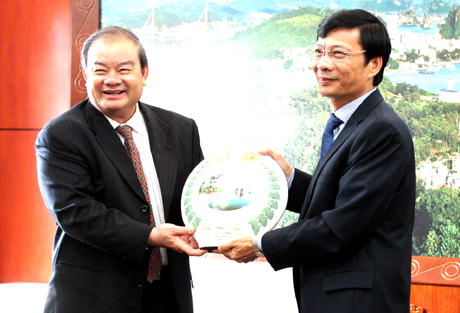 Chairman of QNPPC Nguyen Van Doc presented a gift to the Tan Sri Ling Chiong Ho