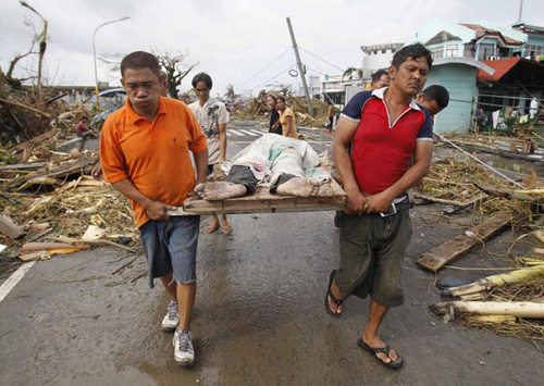 Thi thể một nạn nhân thiệt mạng tại Tacloban (Ảnh: Reuters)