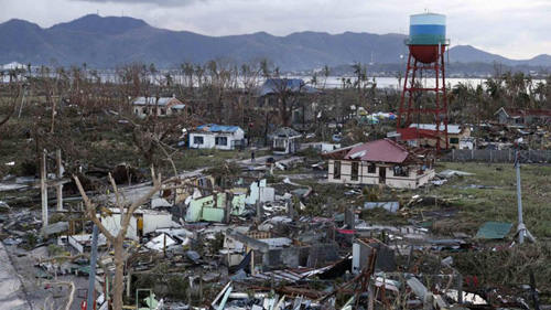 Tacloban giờ chỉ còn là đống đổ nát (Ảnh: Reuters)