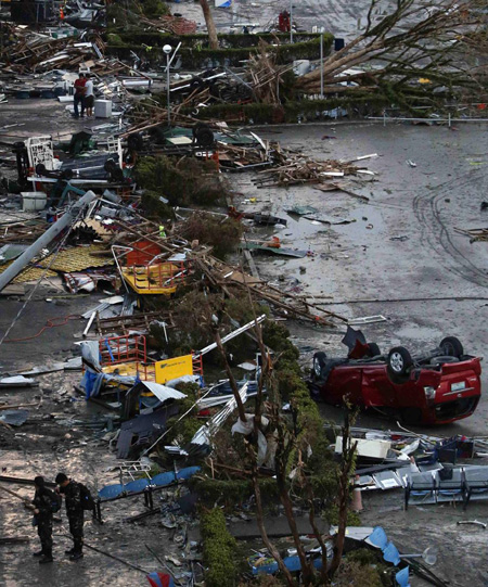 Nhiều ô tô bị bão thổi bay (Ảnh: Reuters)