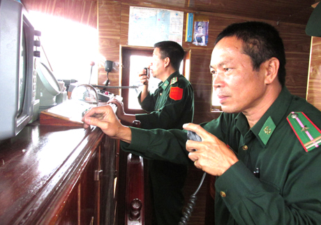 lực lượng biên phòng đồn biên phòng Cô Tô đi kêu gọi tàu, thuyền, hướng dẫn ngư dân di chuyển đến nơi tránh trú