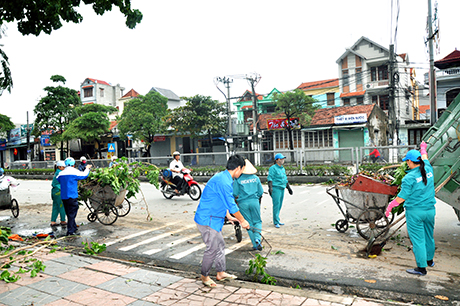 ĐVTN cùng công nhân vệ sinh môi trường dọn vệ sinh môi trường địa bàn TP Hạ Long.
