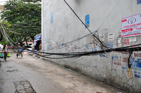 Dây điện võng sát mặt đường gây khó khăn cho các phương tiện giao thông qua lại.