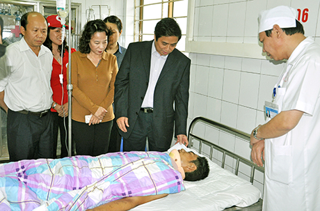 Bí thư Tỉnh ủy Phạm Minh Chính thăm bệnh nhân bị thương do cơn bão số 14