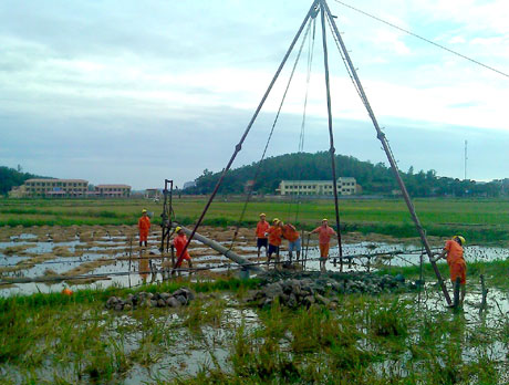 Công ty Điện lực Quảng Ninh ra quân khắc phục sự cố mất điện tại xã Hưng Đạo (huyện Đông Triều)