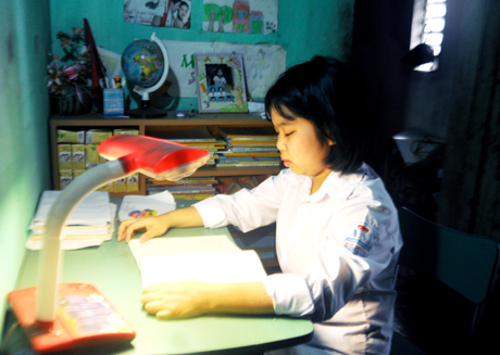 Lê Thị Bích Ngọc (lớp 7A3, Trường THCS Suối Khoáng) trong góc học tập đơn sơ của mình.